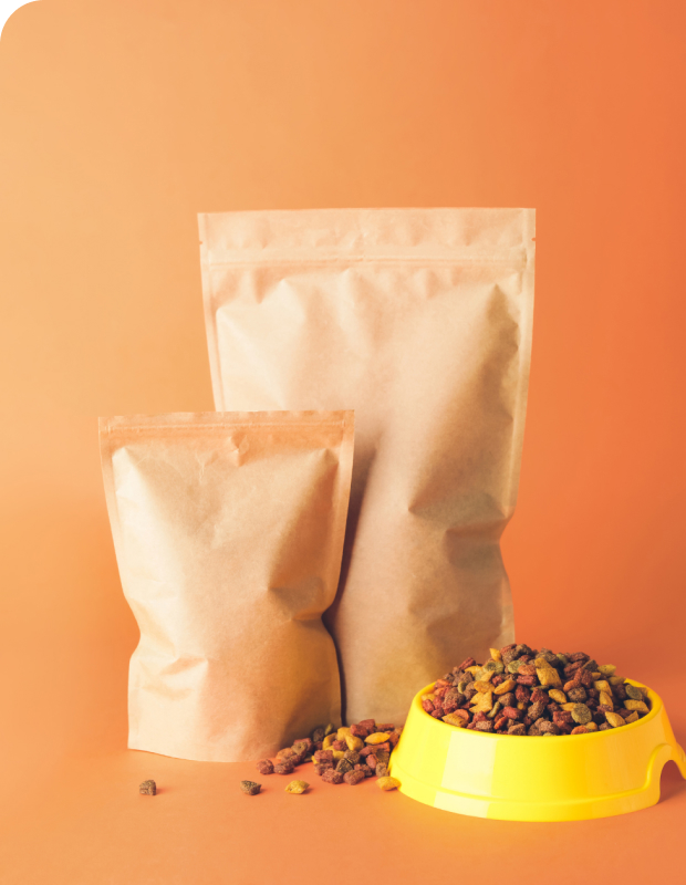 大小の茶色のジッパーバッグに入っているドッグフード